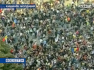 Где в кишиневе можно. Толпа на площади Кишинев.