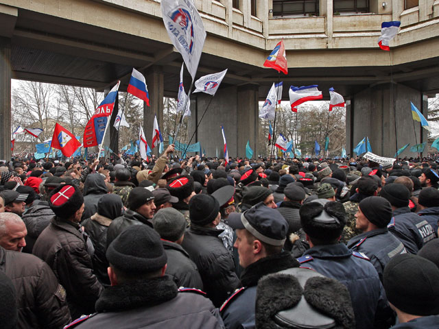 Митинг татар. Верховная рада Крыма 2014 митинг. Митинг 26 февраля 2014 Симферополь. Митинги в Крыму 2014. Парламент Крыма 2014.